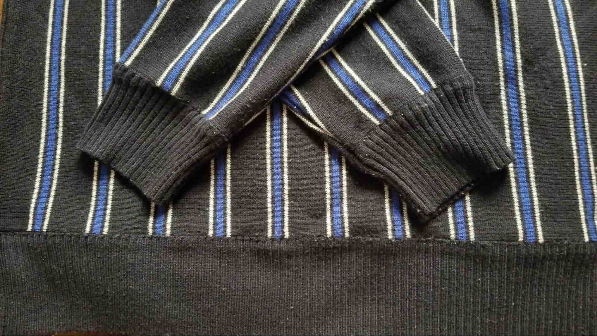 黒セーター 毛玉取り