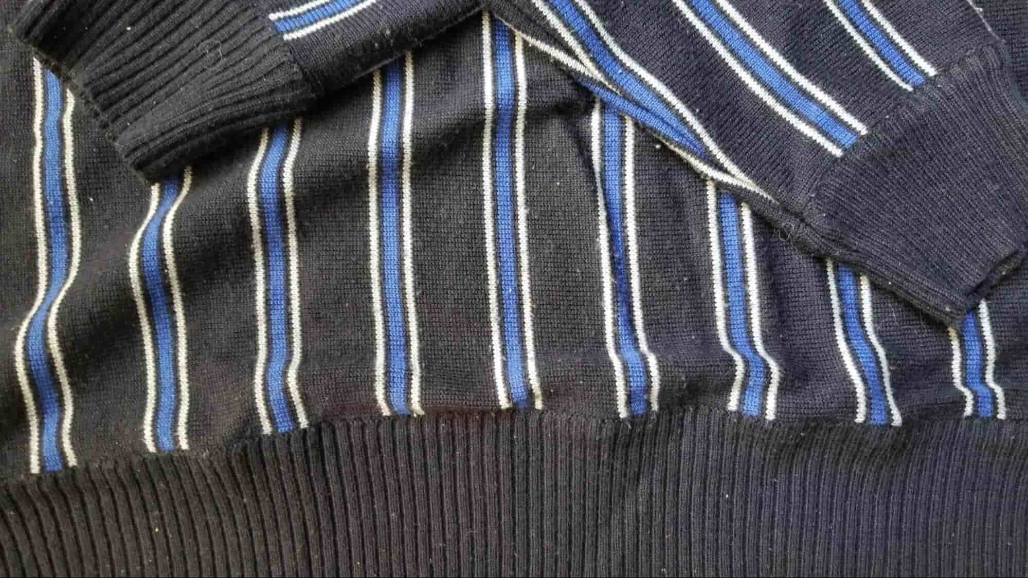 黒セーター 毛玉